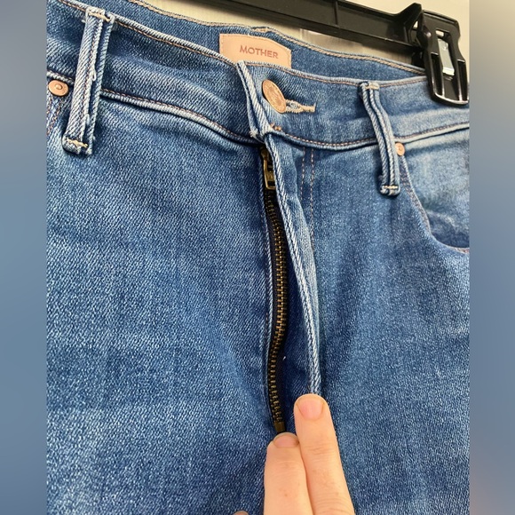 Mother The Weekender Fray Jeans In Groovy Kind of Love Size 30 Flare Medium Wash - Picture 6 of 13